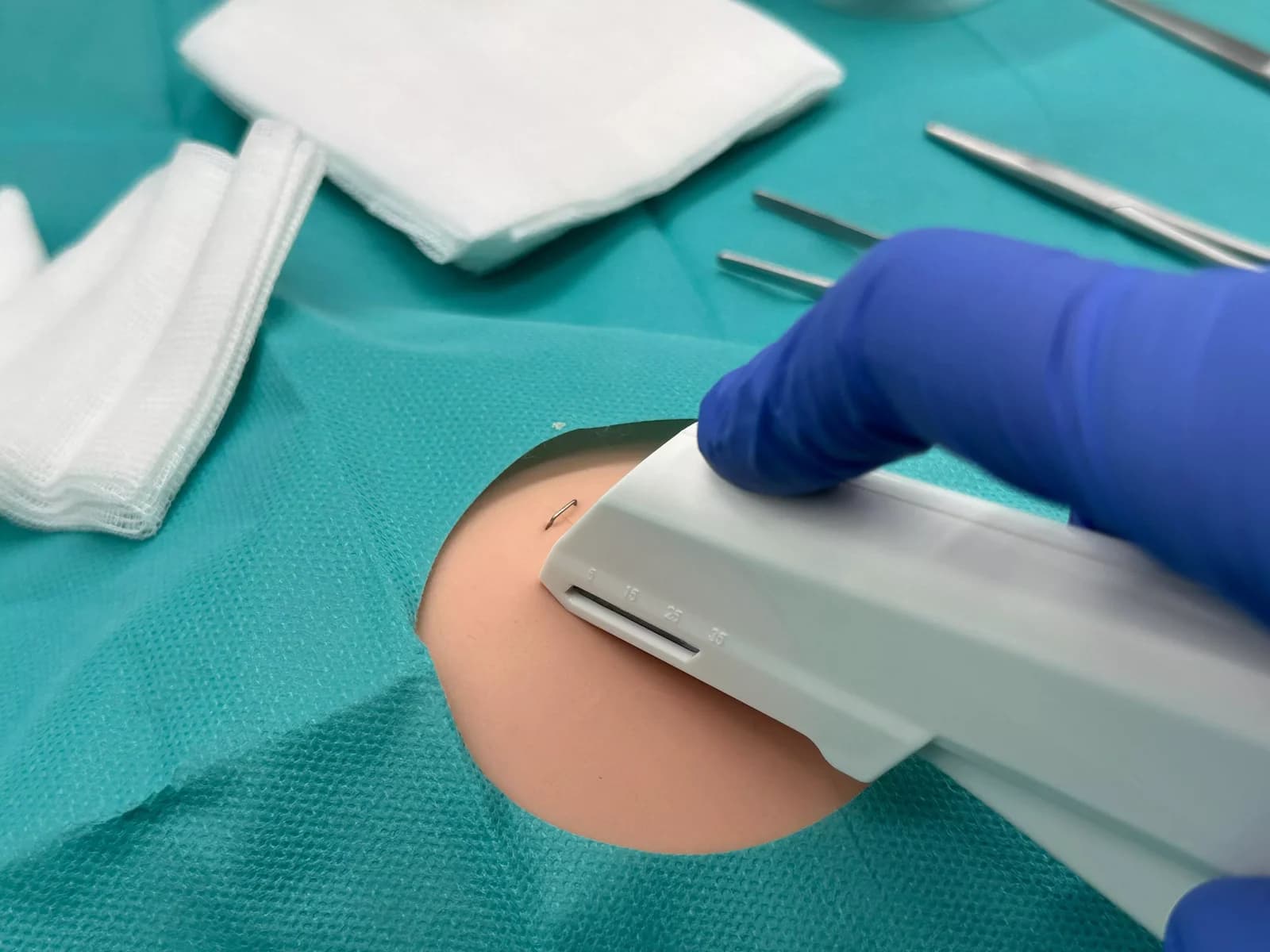Skin Suture Trainer med sømpute i bruk