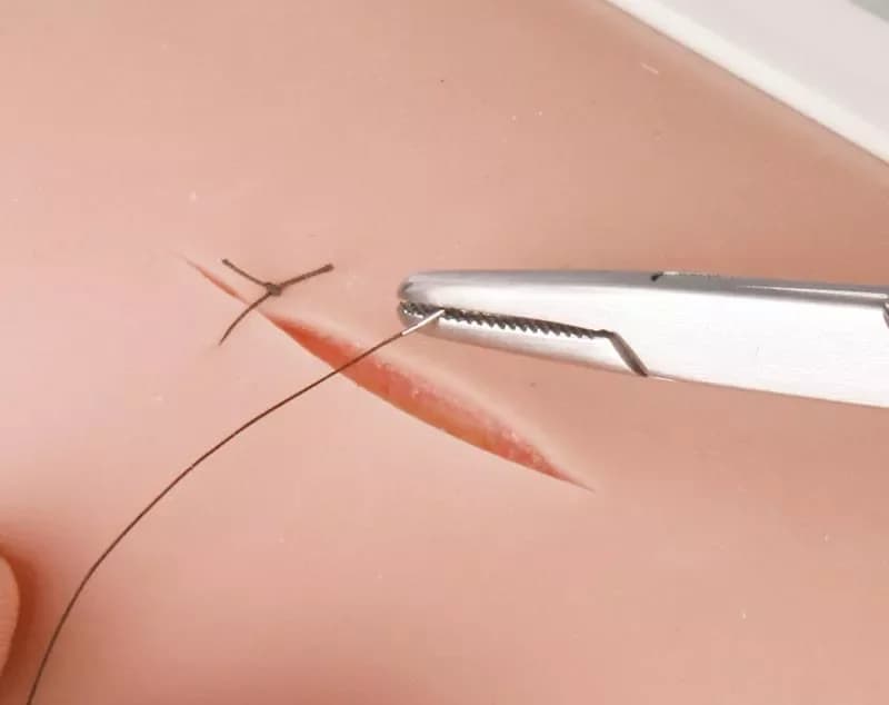 Skin Suture Trainer i bruk under sømtrening