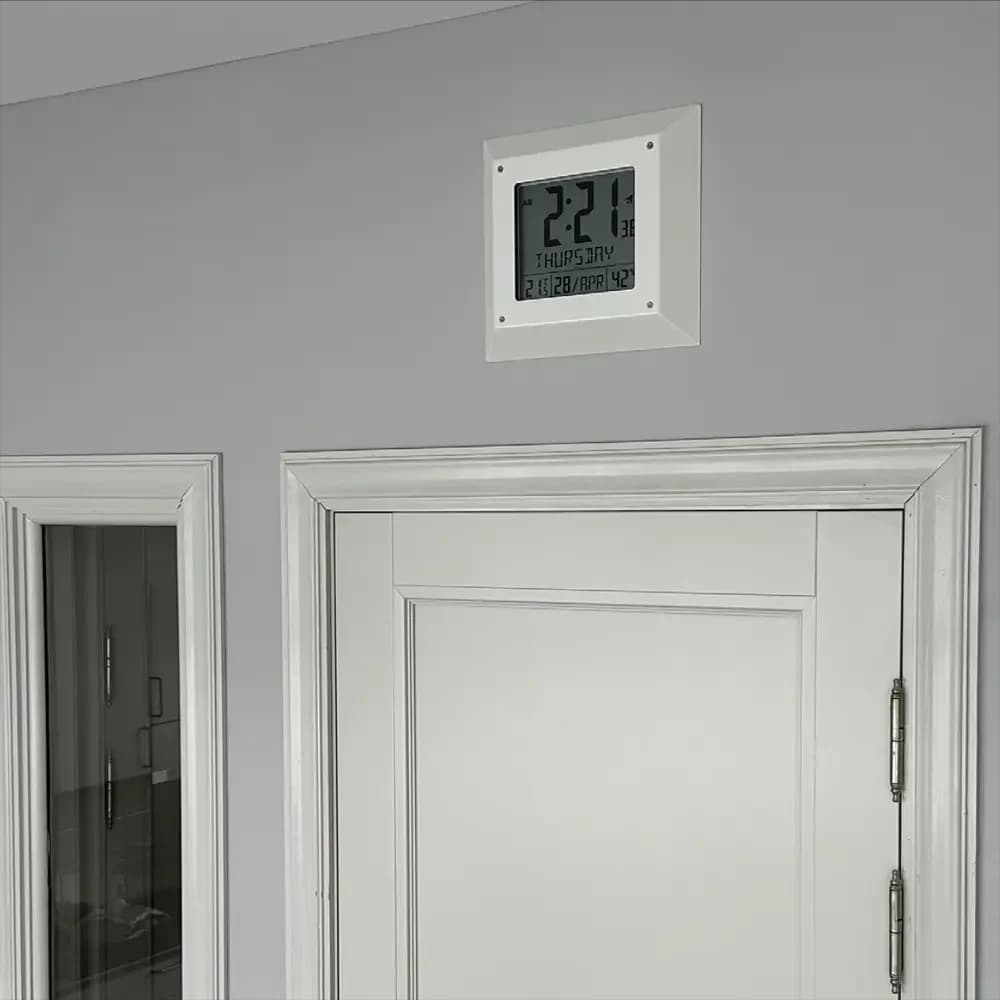 Nærbilde av klokkens display og hus