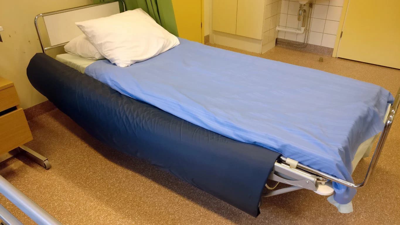 Sengekantpute montert på seng